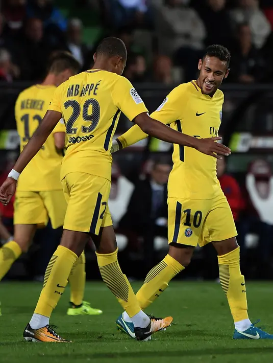 Penyerang PSG, Kylian Mbappe melakukan selebrasi bersama rekannya Neymar usai mencetak gol ke gawang Metz pada laga lanjutan Ligue 1 di stadion Longeville-les-Metz, Prancis (8/9). PSG menang 5-1 atas Metz. (AFP Photo/Patrick Hertzog)