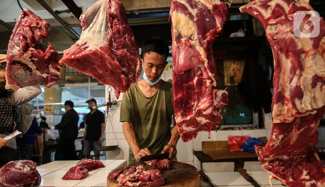 Pedagang memotong daging di Pasar Induk Kramat Jati, Jakarta, Kamis (8/4/2021). Pemerintah melalui Menteri Pertanian Syahrul Yasin Limpo, menegaskan, pihaknya siap melakukan intervensi jika stok daging langka dan terdapat lonjakan harga pada bulan Ramadan. (Liputan6.com/Johan Tallo)