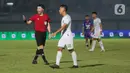 Wasit asal Jepang, Yusuke Araki, memimpin pertandingan antara Persita Tangerang Vs Persikabo 1973 pada laga pekan ke-22 BRI Liga 1 2023/2024 di Stadion di Indomilk Arena, Tangerang, Minggu (10/12/2023). Persita menang dengan skor 2-1. (Bola.com/M Iqbal Ichsan)