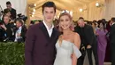 Shawn Mendes sepertinya menertawakan pemberitaan yang mengatakan ia dan Hailey  resmi mengumumkan pacaran di Met Gala 2018. (NEILSON BARNARD  GETTY IMAGES NORTH AMERICA  AFP)