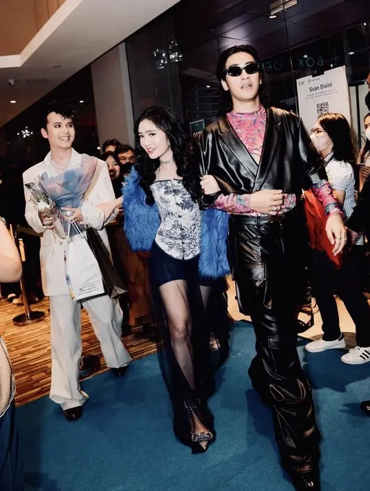 Mengenakan kacamata hitam, Abidzar menggandeng lawan main Febby Rastanty. Saat itu, Febby tampil dengan korset bermotif warna putih dan biru. (@abidzar73)