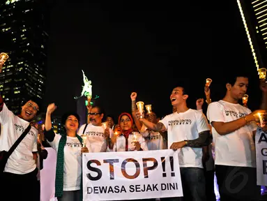 Artis dan pemerhati anak menggelar aksi peringatan Hari Anak Universal di Bundaran HI, Jakarta, Kamis (20/11/2014). (Liputan6.com/Faisal R Sy