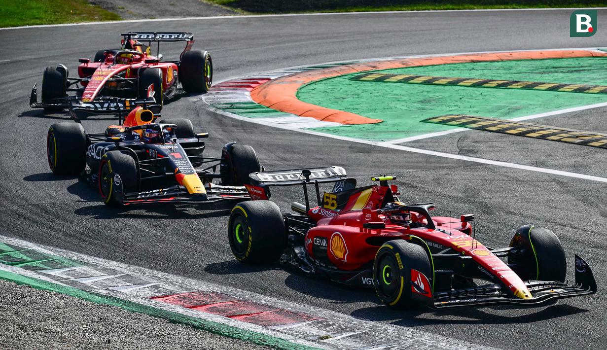 Pembalap Red Bull Racing, Max Verstappen (tengah) memacu mobilnya di belakang pembalap Ferrari, Carlos Sainz saat balapan Formula 1 GP Italia 2023 yang berlangsung di Sirkuit Monza, Italia, Minggu (03/09/2023). Verstappen memulai balapan dari posisi kedua. (AFP/Ben Stansall)