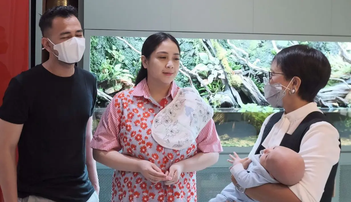 Menlu Retno Marsudi ajak cucunya jenguk baby Rayyanza. (Sumber: Instagram/retno_marsudi)