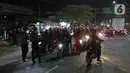 Petugas Kepolisian melakukan penyekatan pemudik motor di Kedungwaringin, Kabupaten Bekasi, Jawa Barat, Minggu (9/5/2021). H-3 jelang Hari Raya Idul Fitri 1422H petugas gabungan memperketat penjagaan pemudik di perbatasan Kabupaten Bekasi dan Karawang. (Liputan6.com/Herman Zakharia)