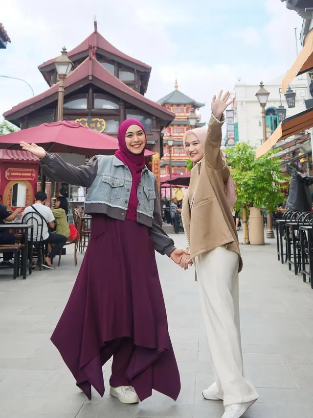 Gamis dengan Outer ala Oki Setiana Dewi (Foto: Instagram @okisetianadewi)