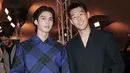 <p>Dalam acara tersebut, aktor Thailand ini pun bersanding dengan pemain bola asal Korea Son Heung Min yang mengenakan coat hitam bermotif. [@cloud9.ent.official]</p>