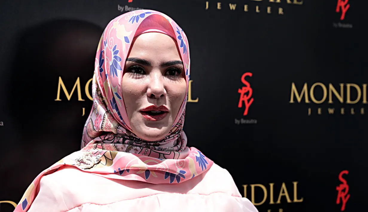 “Saya selalu merasa semua menu tuh beda di Ramadan. Kayak opor di hari biasa sama di Ramadan tuh beda. Kayak bakwan, setiap hari kan ada, tapi di bulan Ramadan itu nikmatnya beda," ujar Angel Lelga. (Deki Prayoga/Bintang.com)