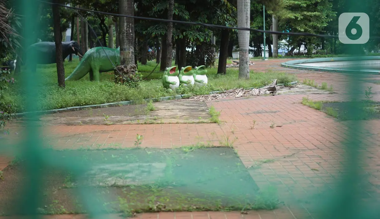 Tanaman liar tumbuh di lantai Taman Martha Tiahahu, kawasan Blok M, Jakarta, Selasa (18/2/2020). Keasrian dan kenyamanan taman yang memiliki luas 20.960 meter persegi tersebut dinilai terbengkalai dan tak layak menjadi taman kota karena tidak terawat. (Liputan6.com/Immanuel Antonius)