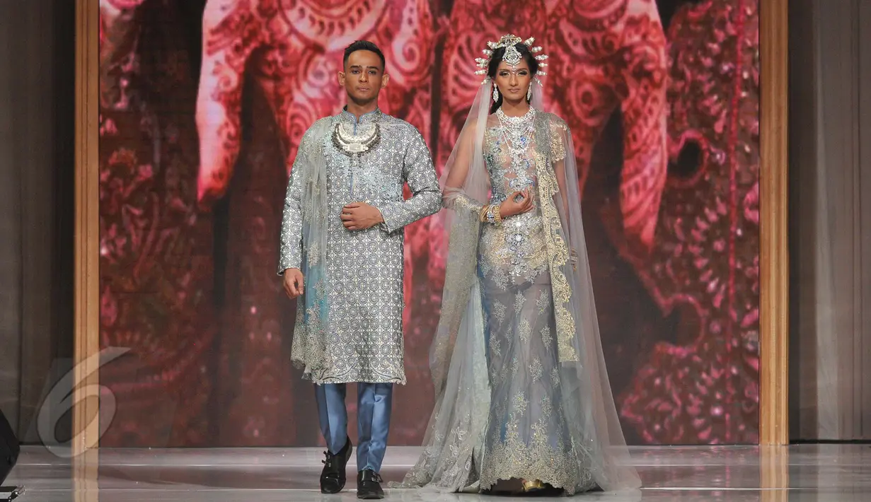 Model mengenakan koleksi busana pengantin pada pameran pernikahan yang bertajuk Unveil, From Indonesia to the World di Grand Ballroom Shangri-La Hotel, Jakarta, Jumat (5/6/2015). (Liputan6.com/Herman Zakharia)
