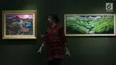 Petugas berjalan didepan karya lukisan saat persiapan pameran lukisan koleksi Istana di Galeri Nasional, Jakarta, Senin (31/7). Pameran lukisan tersebut akan di buka untuk umum pada tagal 2 Agustus 2017 mendatang. (Liputan6.com/Angga Yuniar)