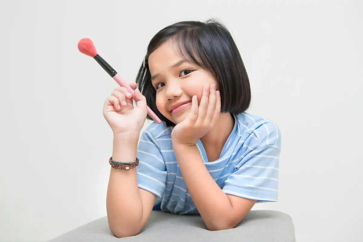 Baru Tahu, Ternyata Sebaiknya Orang Tua Memperbolehkan Anak Mencoba Make Up!