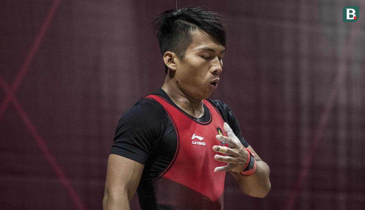 Lifter Indonesia, Deni, saat berlaga pada Asian Games di JIExpo, Jakarta, Rabu (22/8/2018). Deni memastikan lolos ke final setelah berhasil membukukan poin terbaik dengan total angkatan seberat 318 kg. (Bola.com/Vitalis Yogi Trisna)