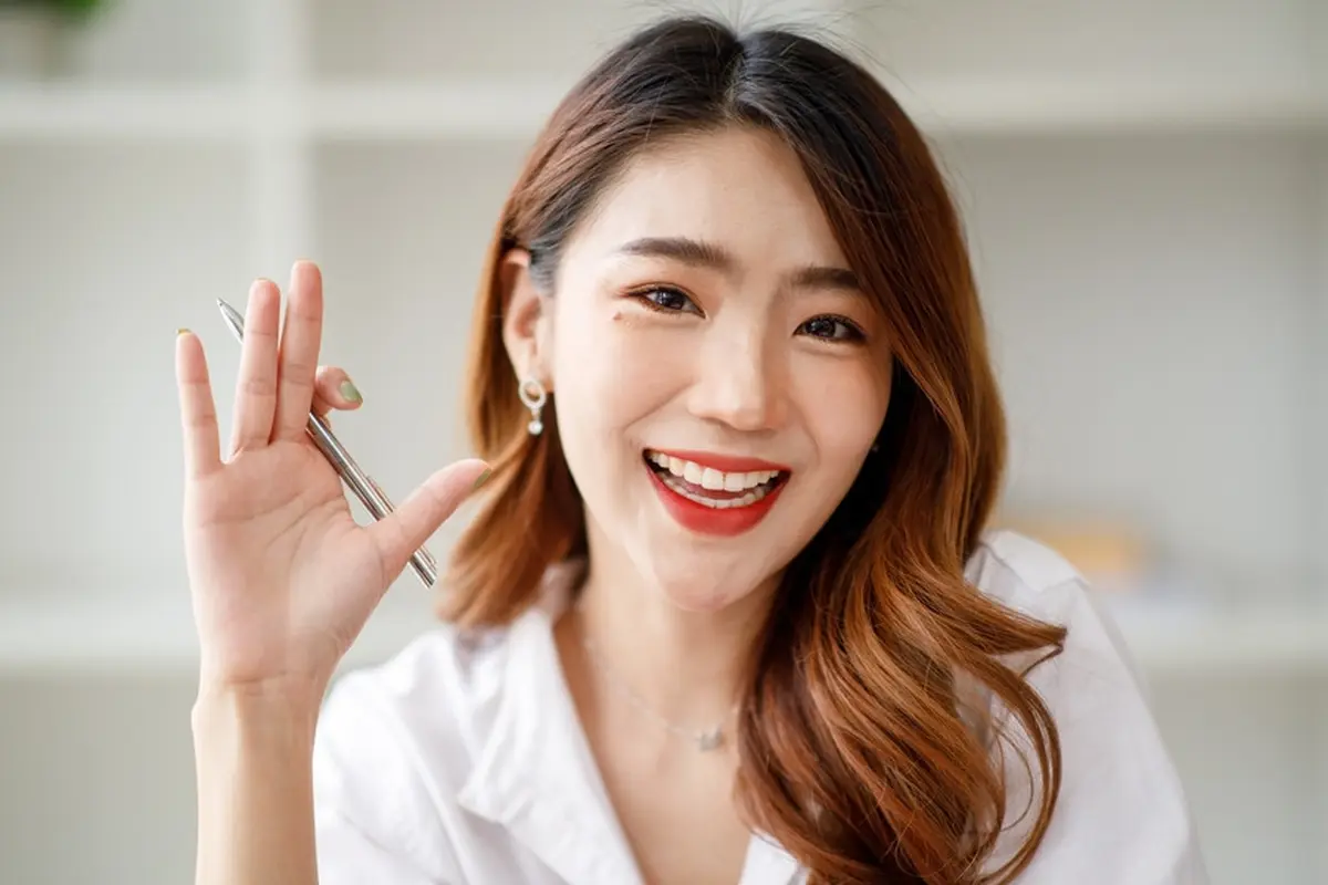 karir mandiri bekerja baju putih tersenyum