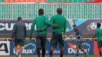 Boaz Solossa dan Manahati Lestusen berpasangan saat pemanasan Timnas Indonesia pada sesi uji coba lapangan jelang leg pertama Final Piala AFF 2016  di Stadion Pakansari, Bogor (13/12/2016).  (Bola.com/Nicklas Hanoatubun)