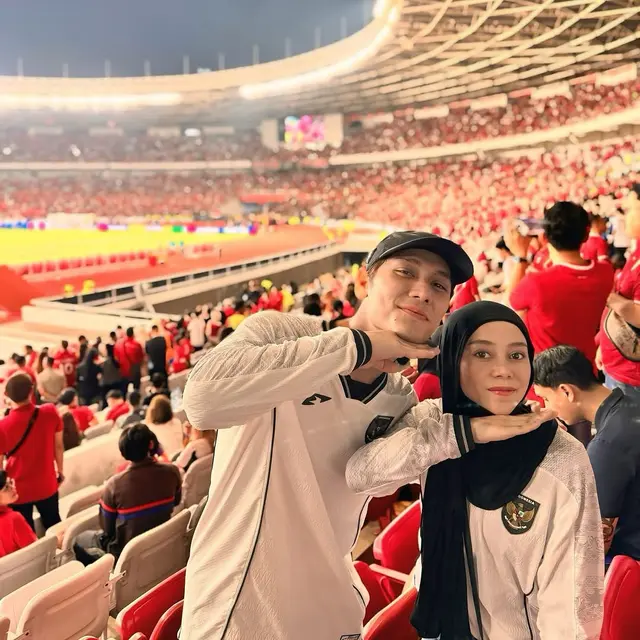 6 Pasangan Artis Sudah Menikah Nonton Timnas di GBK, Pamer Kekompakan Bak ABG