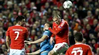 Benfica, Victor Lindelof (2kanan) menyundul bola bersama pemain Zenit, Artem Dzyuba (2kiri) pada leg pertama 16 besar Liga Champions di Estadio do Sport Lisboa, Rabu (17/2/2016) dini hari WIB. (AFP / Patricia De Melo Moreira)