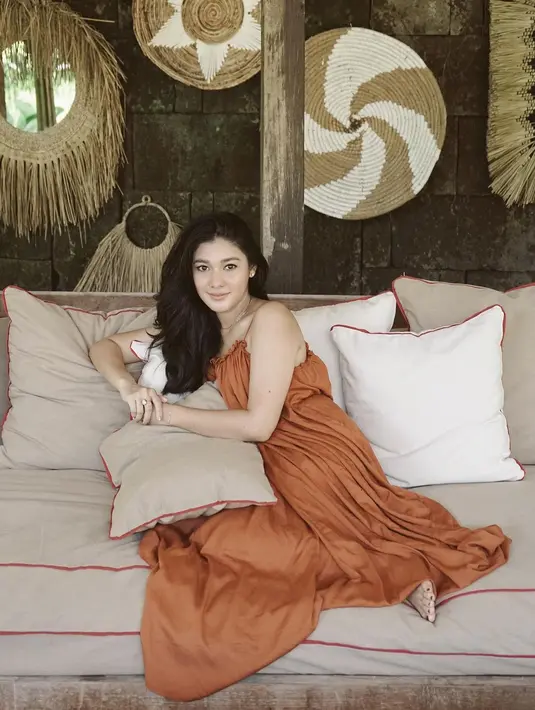 Tak hanya pakaian formal, Naysila Mirdad juga kerap tampil mengenakan pakaian santai dengan nuansa ala cewek bumi. Seperti inspirasi dres santainya yang punya kesan anggun dan good looking. (Liputan6.com/IG/@naymirdad).