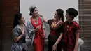 Pendiri Manjusha, Ria Glenn (kiri) bersama Terry W Supit (kedua kanan) dan Yani Soemali (kanan) berbincang dengan Putri Indonesia 2015, Anindya (kedua kiri) usai digelarnya Simphony Indonesia di Jakarta, Rabu (13/5). (Liputan6.com/Johan Tallo)