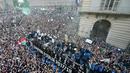 Ribuan fans menyambut pemain Juventus saat parade perayaan keberhasilan meraih trofi Serie A di Turin, Italia, (19/5/2018). Trofi tersebut adalah gelar Seri A ketujuh. (Alessandro Di Marco/ANSA via AP)