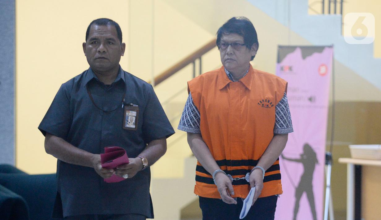 Mantan Kepala DPKAD Kota Bandung Herry Nurhayat (kanan) usai menjalani pemeriksaan penyidik di Gedung KPK, Jakarta, Senin (27/1/2020). KPK resmi menahan Herry Nurhayat terkait dugaan korupsi  pengadaan tanah untuk RTH di lingkungan Pemerintah Kota Bandung Tahun 2012-2013. (merdeka.com/Dwi Narwoko)