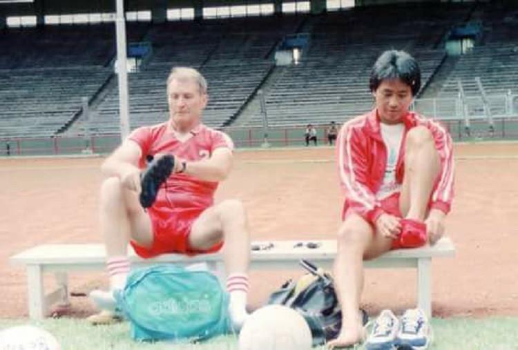Pelatih Timnas Indonesia, Anatoli Polosin, saat bersama asisten pelatih, Danurwindo, dalam sesi latihan tim. (Bola.com/Istimewa)