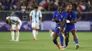 Bek Prancis U-23, Castello Lukeba (kedua kanan) dan Loic Bade merayakan kemenangan pertandingan sepak bola perempat final putra melawan Argentina U-23 dalam babak 8 besar Olimpiade Paris 2024 di Stadion Bordeaux, Bordeaux, 2 Agustus 2024. (ROMAIN PERROCHEAU/AFP)