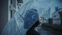 Ilustrasi perempuan ditengah hujan//copyright pexels