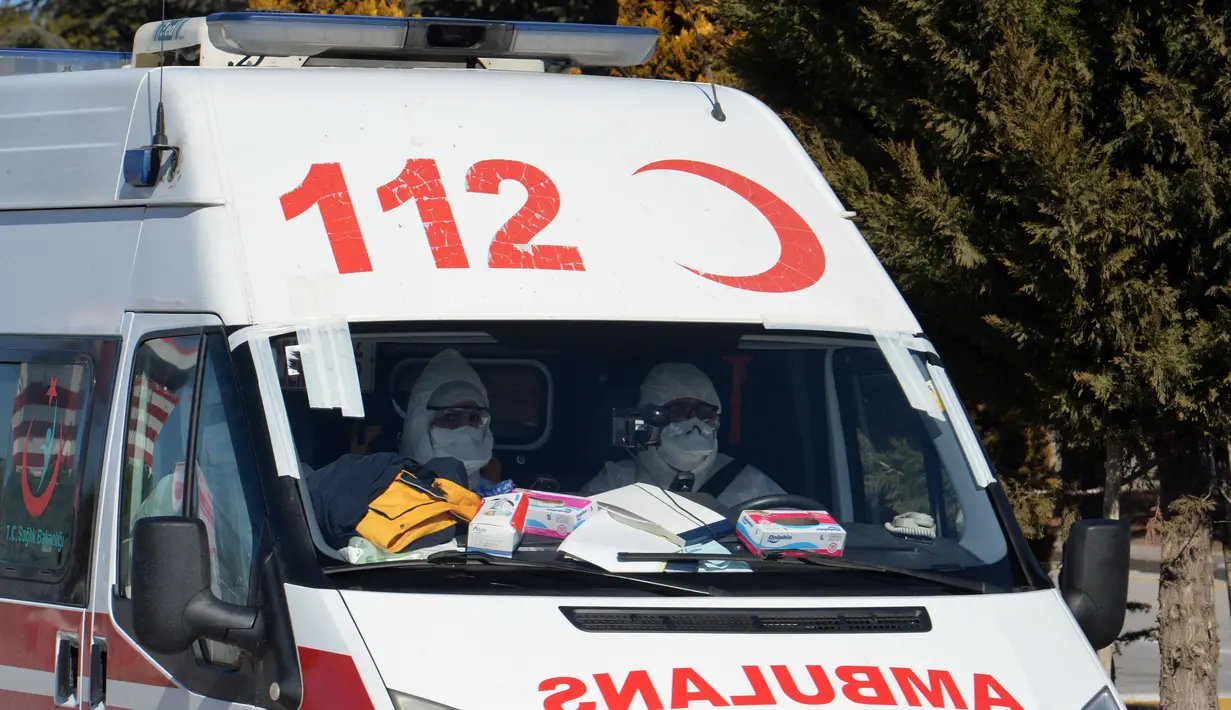 Pekerja medis mengantar para penumpang maskapai Turkish Airlines ke rumah sakit guna menjalani karantina di Ankara, Turki (25/2/2020). Penumpang yang berada di pesawat tersebut akan dikarantina selama 14 hari untuk diperiksa di rumah sakit di ankara. (Xinhua/Mustafa Kaya)