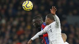 Gelandang Crystal Palace, Cheikhou Kouyate, duel udara dengan gelandang Liverpool, Georginio Wijnaldum, pada laga Premier League di Stadion Selhurst Park, London, Sabtu (23/11). Palace kalah 1-2 dari Liverpool. (AFP/Ian Kington)