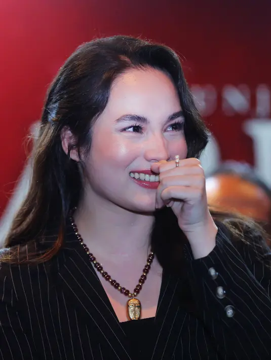 Tampil di panggung teater menjadi hal luar biasa bagi Chelsea dengan membawanya kembali berkarya. “Aku berterima kasih pada Teh Happy Salma yang sudah mempercayakan aku untuk bermain teater kembali,” ujar Chelsea. [Bambang E Ros/Fimela.com]