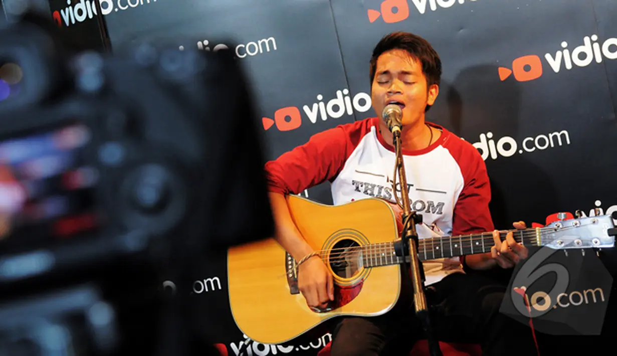 Juara 2 Music Video Contest Vidio.com, Dibya Dika menunjukkan aksinya saat konferensi pers di markas Vidio.com, Jakarta, Jumat (30/1/2015). (Liputan6.com/Faisal R Syam)