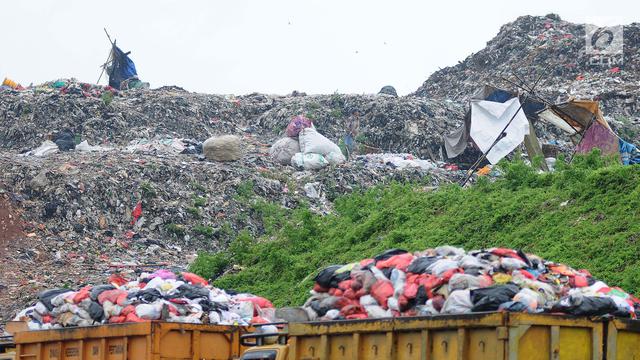Penampakan Gunungan Sampah di TPA Burangkeng Bekasi
