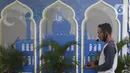 Pekerja melakukan persiapan sholat Idul Fitri di Masjid Al Azhar, Jakarta, Rabu (11/5/2021). Masjid Al Azhar akan menggelar sholat idul Fitri secara berjamaah di lapangan masjid tersebut dengan protokol pencegahan COVID-19 yang ketat. (Liputan6.com/Herman Zakharia)