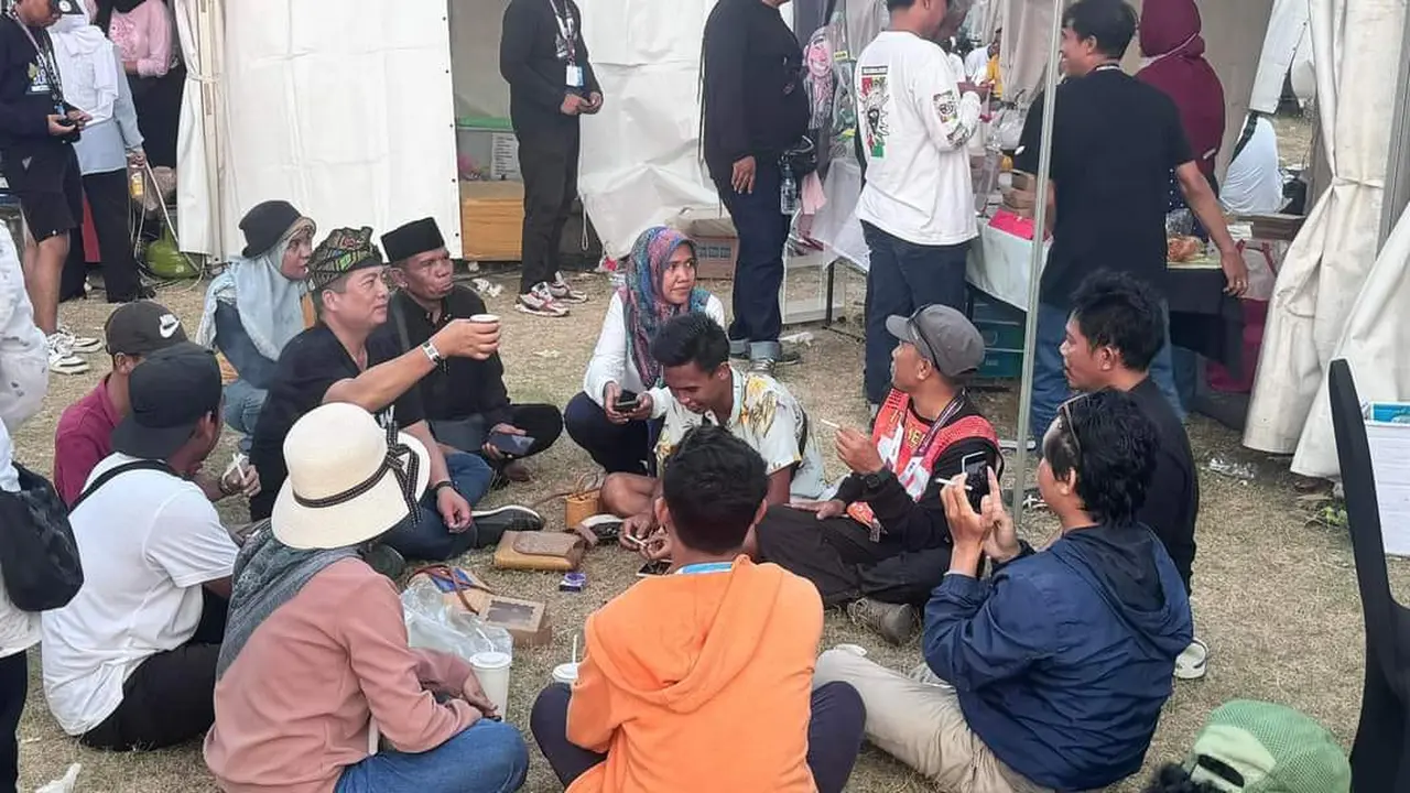Calon Gubernur (Cagub) Nusa Tenggara Barat (NTB) nomor urut 03, Lalu Muhammad Iqbal, berinteraksi dengan para pelaku UMKM yang sedang berjualan di are sirkuit MotoGP Mandalika Pertamina Grand Prix 2024 pada Minggu, (29/9/2024).
