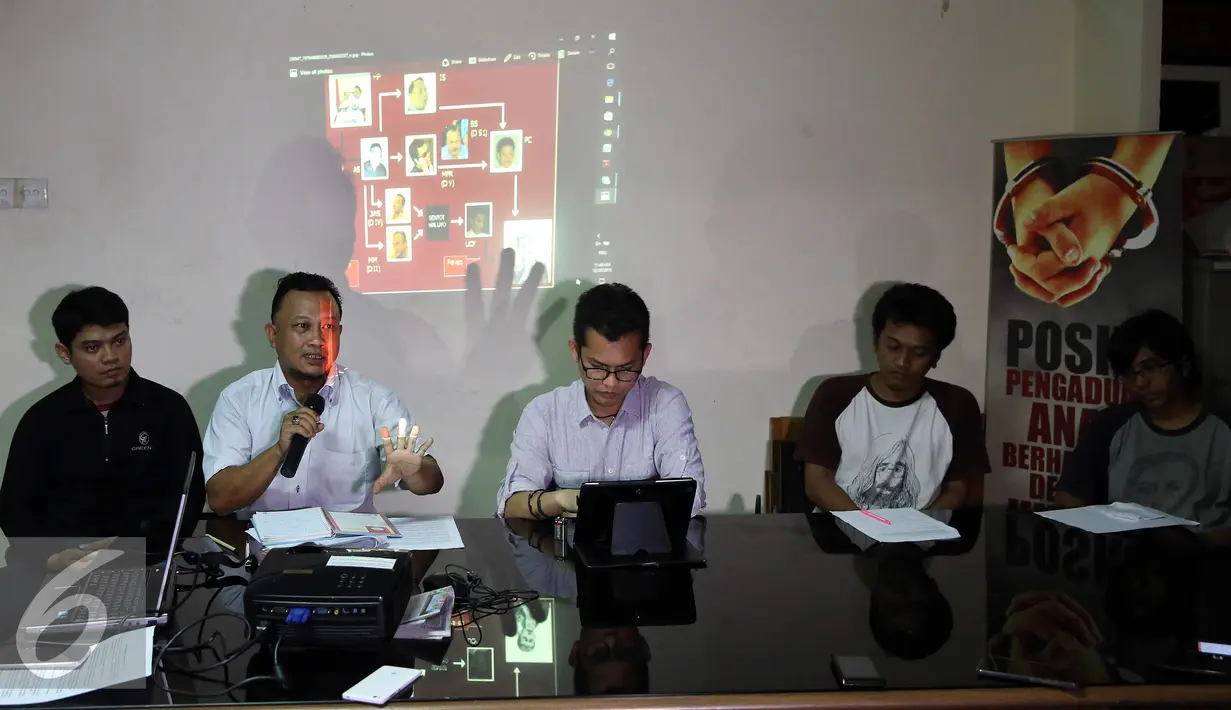 Koordinator Komite aksi solidaritas untuk munir, M. Choirul Anam bersama sejumlah aktivis solidaritas untuk munir melakukan jumpa pers terkait tindak lanjut penuntasan Kasus Munir di kantor LBH, Jakarta, Minggu (30/10). (Liputan6.com/Johan Tallo)