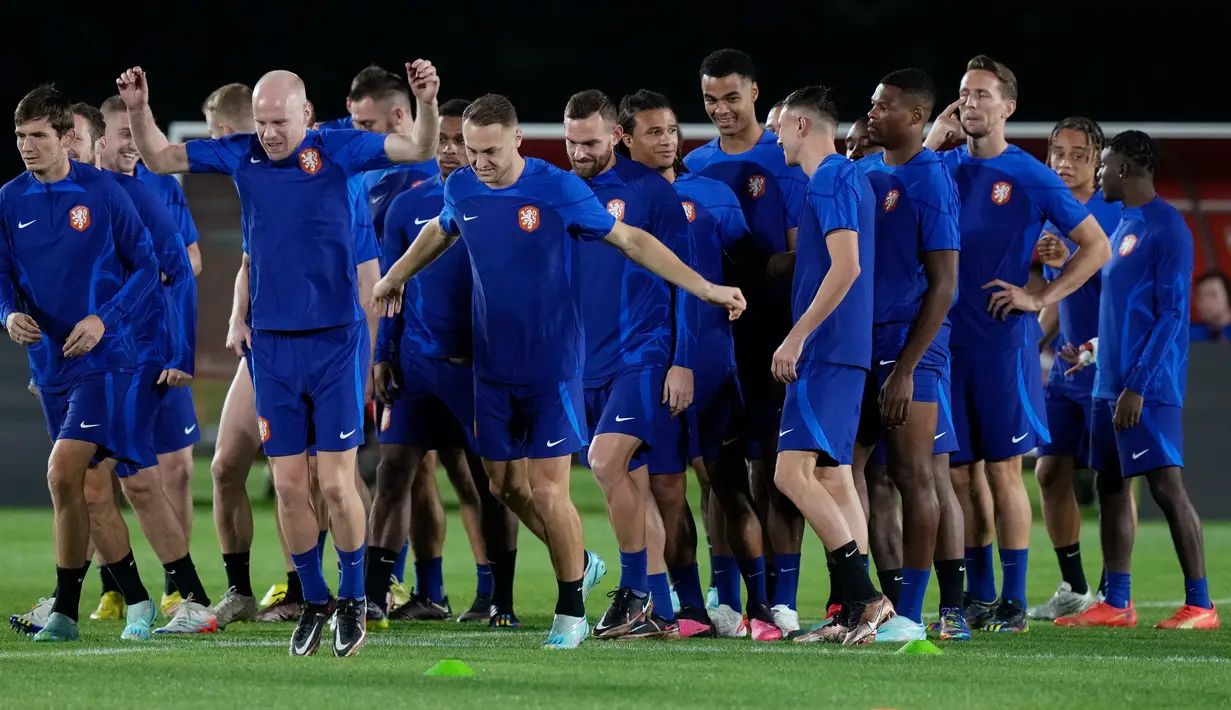 Pemain Belanda melakukan pemanasan saat sesi latihan di Doha, Qatar, 8 Desember 2022. Belanda akan menghadapi Argentina dalam babak perempat final Piala Dunia 2022 pada 10 Oktober. (AP Photo/Eugene Hoshiko)
