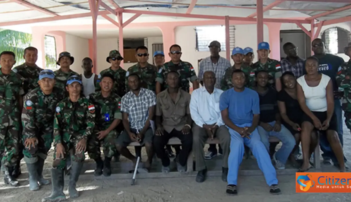 Citizen6, Haiti: Pekerjaan konstruksi yang dipimpin oleh Danton Pleton Zeni Konstruksi, Lettu Czi Ali Isnaini mengerahkan 18 orang pasukannya. (Pengirim: Badarudin Bakri)