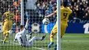 Gelandang Barcelona, Arturo VIdal, membobol gawang Leganes pada laga La Liga Spanyol di Estadio Municipal Butarque, Leganes, Minggu (23/11). Leganes kalah 1-2 dari Barcelona. (AFP/Pierre-Philippe Marcou)