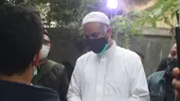 Adik Syekh Ali Jaber, Syekh Muhammad Jaber, saat pemakaman. (Liputan6.com/Pramita Tristiawati)