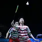 Ganda putra Indonesia, Kevin Sanjaya Sukomuljo/Marcus F Gideon mengembalikan kok ke Mads Conrad Petersen/Mads Pieter Kolding (Denmark) di 8 besar Indonesia Open 2018, Istora GBK, Jumat (6/7). Kevin/Marcus unggul. (Liputan6.com/Helmi Fithriansyah)