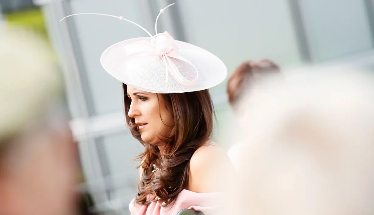 Seorang wanita cantik menghadiri pembukaan pacuan kuda Aintree di Liverpool, Inggris, Kamis (7/4/2016). Acara yang digelar setiap tahun ini dihadiri para bangsawan dan kaum menengah. (Reuters/Jason Cairnduff Livepic)