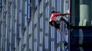 <p>Alain Robert yang dikenal sebagai 'Spiderman Prancis' memanjat gedung pencakar langit Skyper di pusat Frankfurt, Jerman, 23 November 2021. Alain Robert telah memanjat lebih dari 100 bangunan dalam 30 tahun karirnya dan ditangkap puluhan kali. (AP Photo/Michael Probst)</p>