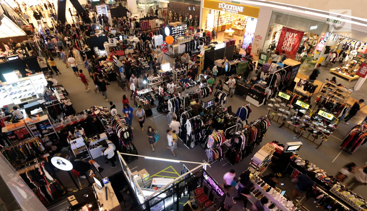 Suasana bazar Pesta Sneaker yang digelar di atrium Lippo Mall Kemang, Jakarta, Kamis (19/4). Sneakerpeak The Fifth yang digelar pada 17 - 21 April 2019 mengusung tema Crafting Scene mengajak para pecinta sneakers untuk memiliki koleksi sneaker. (Liputan6.com/Fery Pradolo)