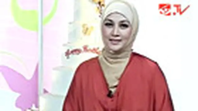 Dina Lorenza Percantik Diri dengan Jilbab