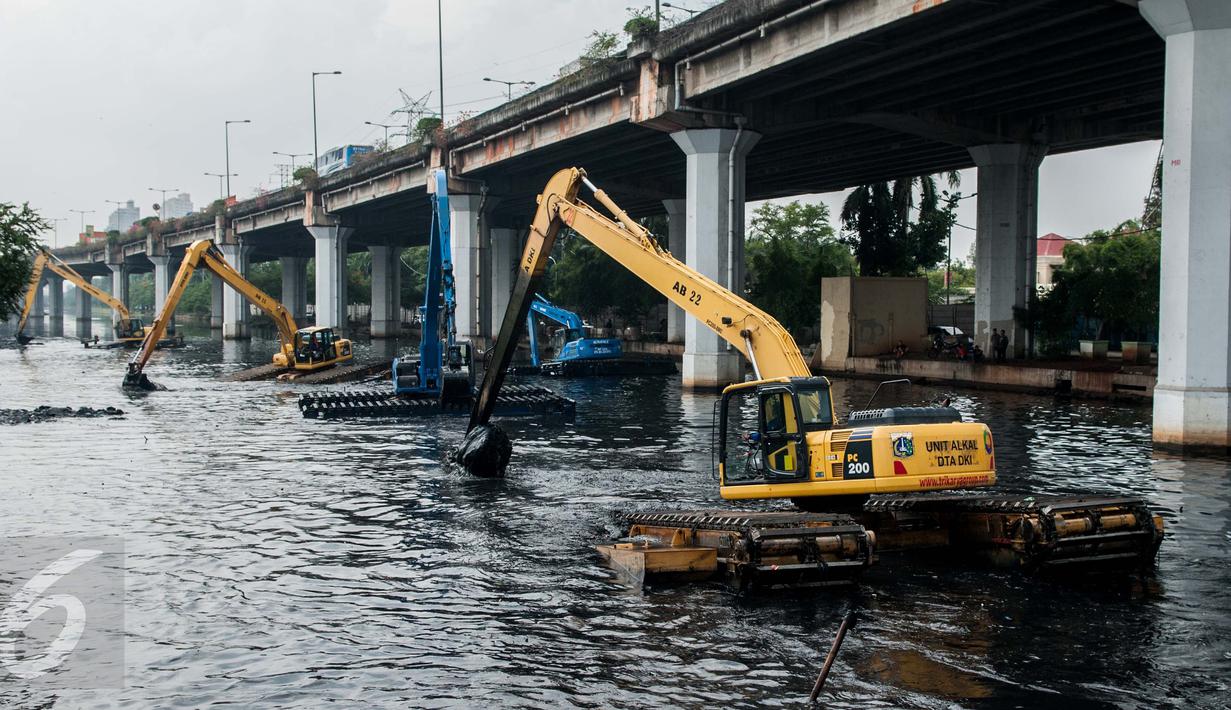 Eskavator amphibi dioperasikan untuk mengeruk lumpur yang mengendap di Kali Ancol, Jakarta, Rabu (11/1). (Liputan6.com/Gempur M Surya)