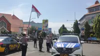 TNI/ Polri hingga pengendara di Cirebon berhenti sejenak di perempatan lampu merah Gunung Sari Kota Cirebon mengenang detik-detik Proklamasi. Foto (Liputan6.com / Panji Prayitno)