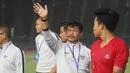 Pelatih Timnas Indonesia U-22, Indra Sjafri, menyapa suporter usai mengalahkan Kamboja U-22 pada laga Piala AFF U-22  di Stadion National Olympic, Phnom Penh, Jumat (22/2). Indonesia menang 2-0 atas Kamboja. (Bola.com/Zulfirdaus Harahap)