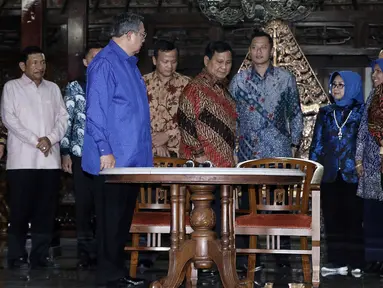 Ketua Umum Partai Demokrat Susilo Bambang Yudhoyono dan Ketum Partai Gerindra Prabowo Subianto jelang jumpa pers di Kediaman SBY di Cikeas, Bogor, Kamis (27/7). Pertemuan tersebut sepakat menjalin kerja sama tanpa koalisi. (Liputan6.com/Herman Zakharia)