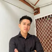 Pemeran Sidik Eduard belakangan ini menjadi viral. Artis ini banting setir jualan cilok pinggir jalan dengan harga per butir Rp 1.000. Hal itu dilakukan karena telah sebulan setengah tak lagi ada tawaran syuting.
 [Instagram/sidikeduardd]